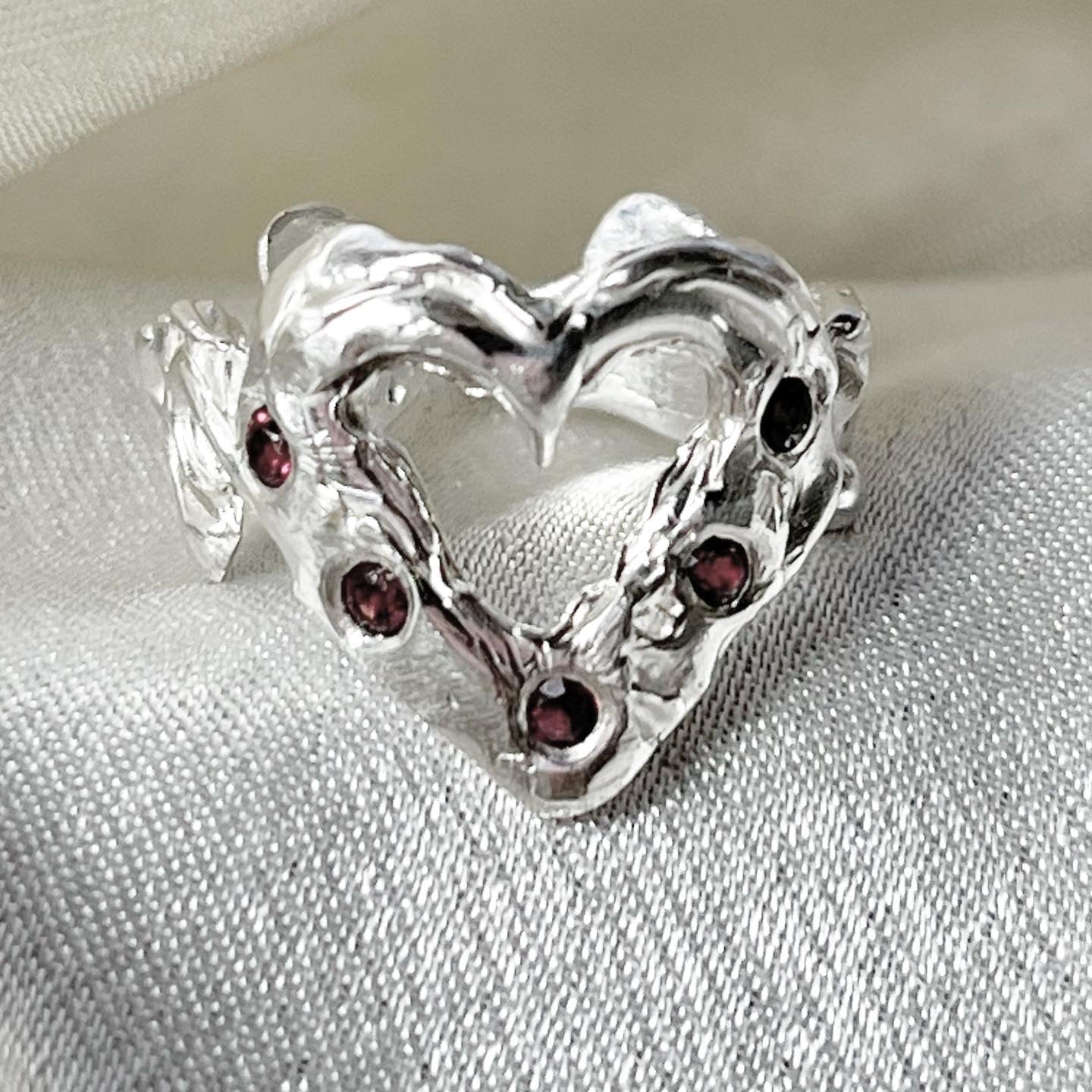 Anillo Queen granate (a pedido)