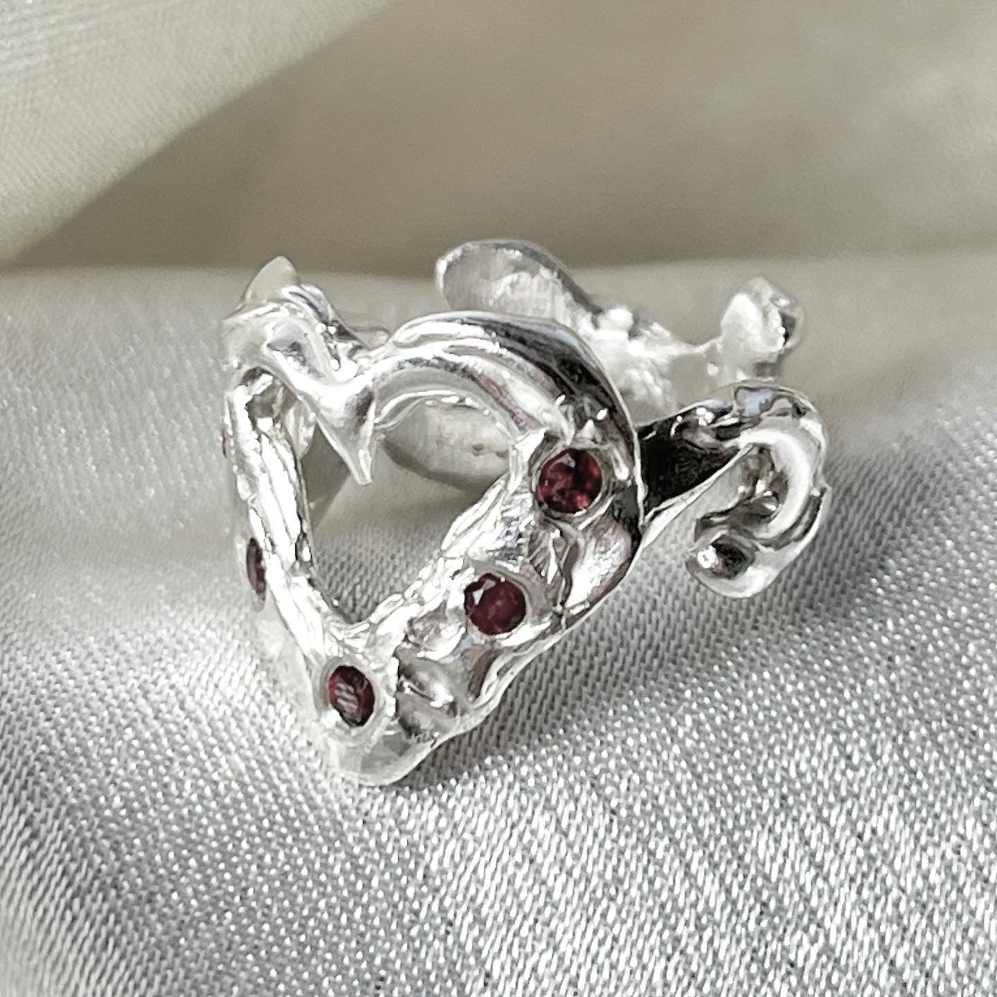 Anillo Queen granate (a pedido)