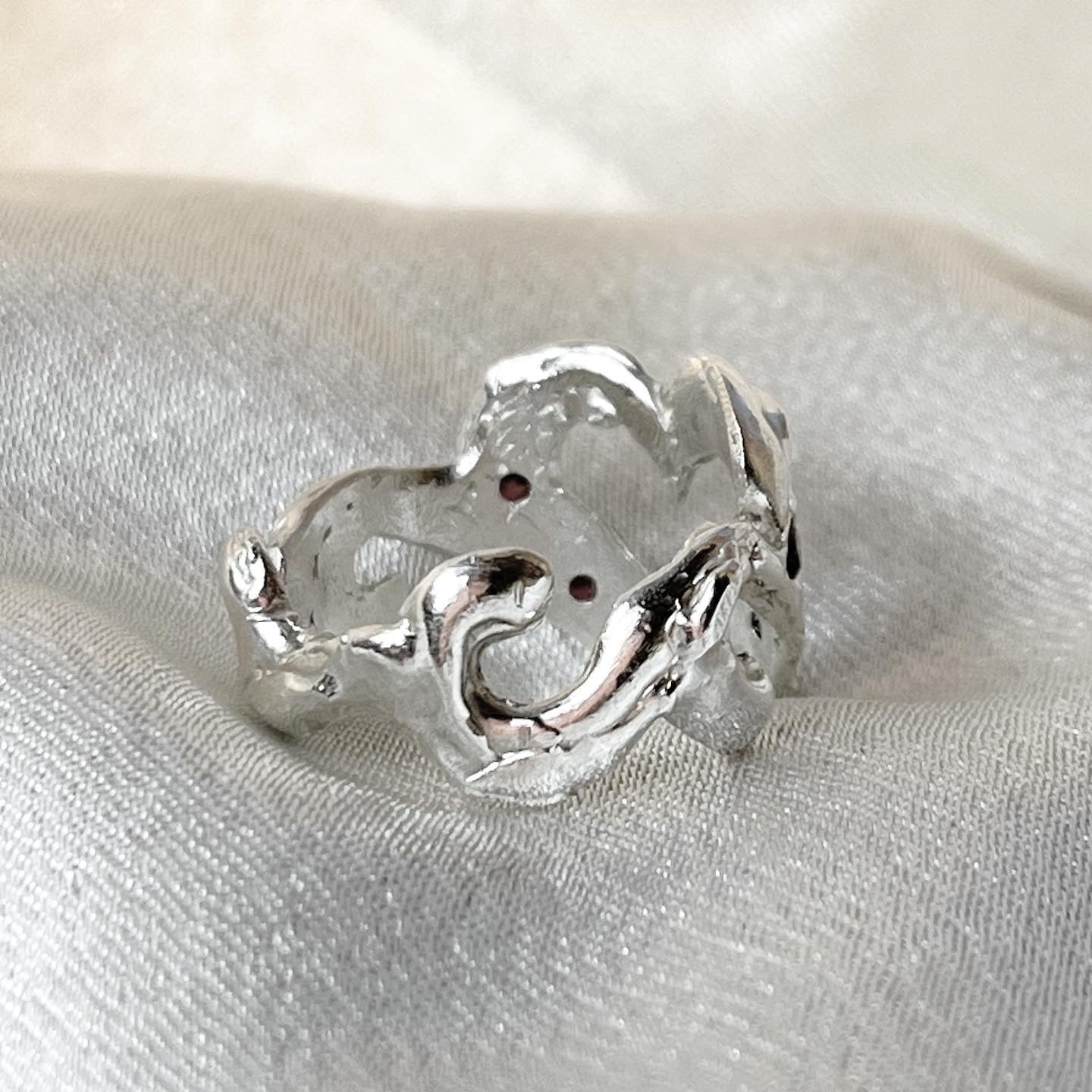 Anillo Queen granate (a pedido)
