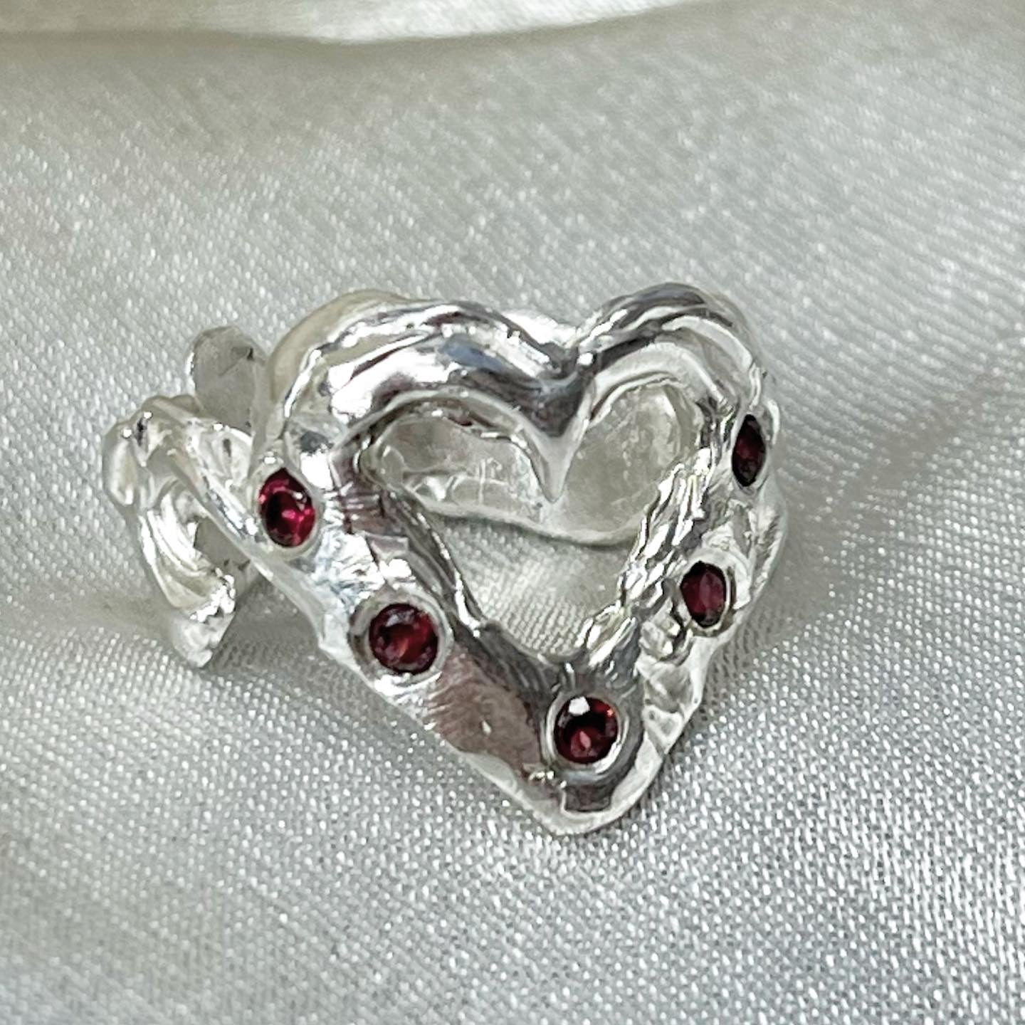 Anillo Queen granate (a pedido)