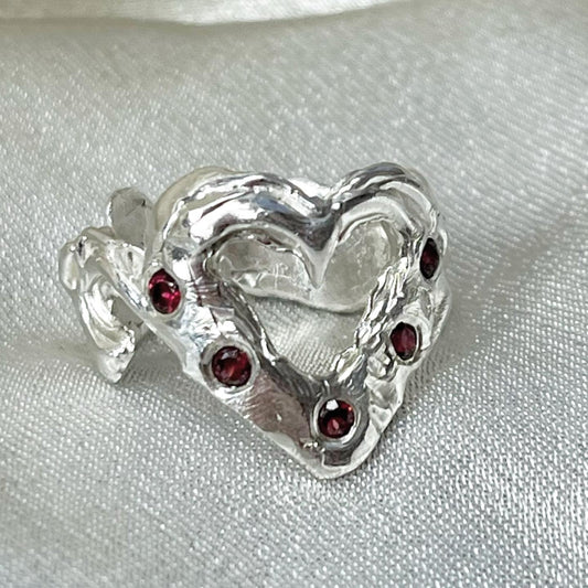 Anillo Queen granate (a pedido)