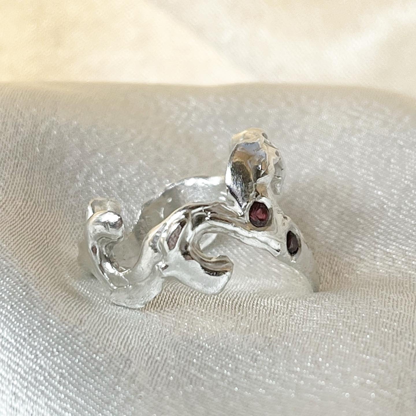 Anillo Queen granate (a pedido)