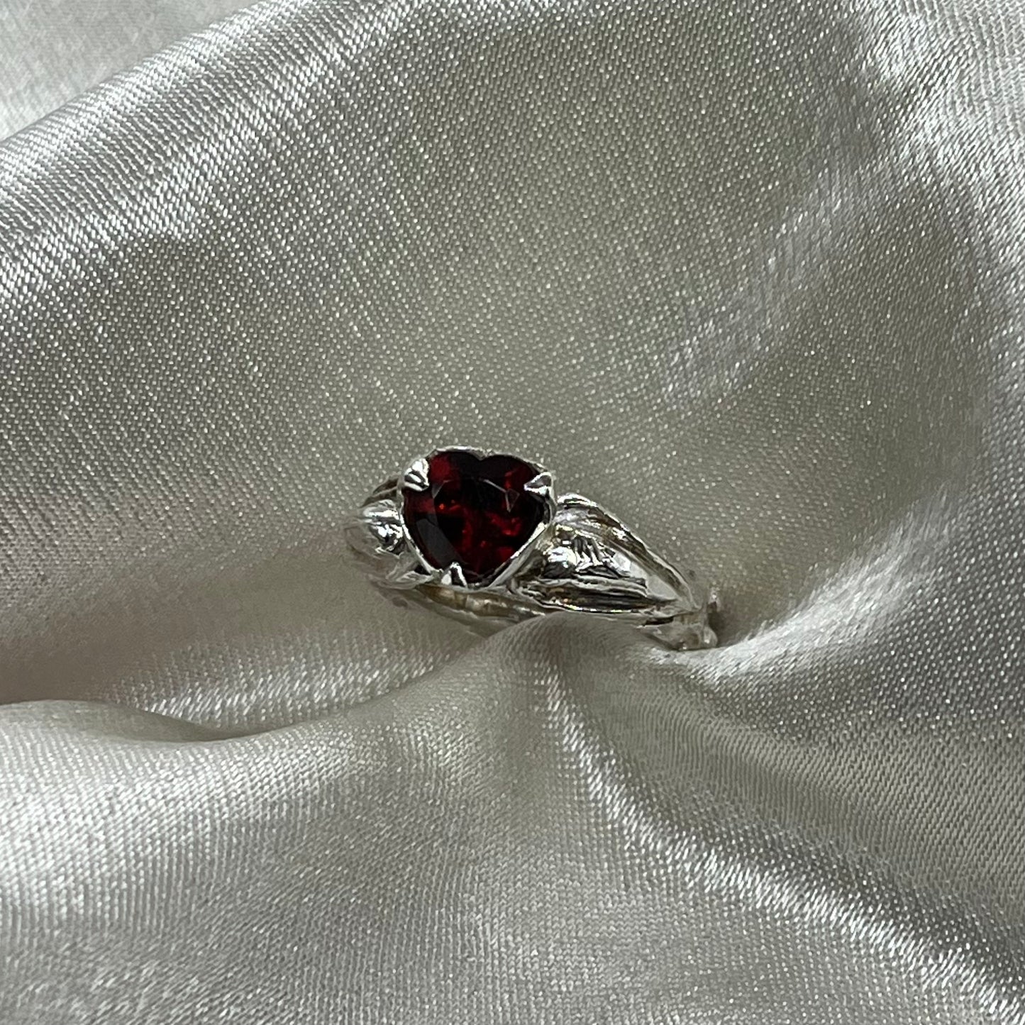 Anillo corazón alado circón granate (a pedido)