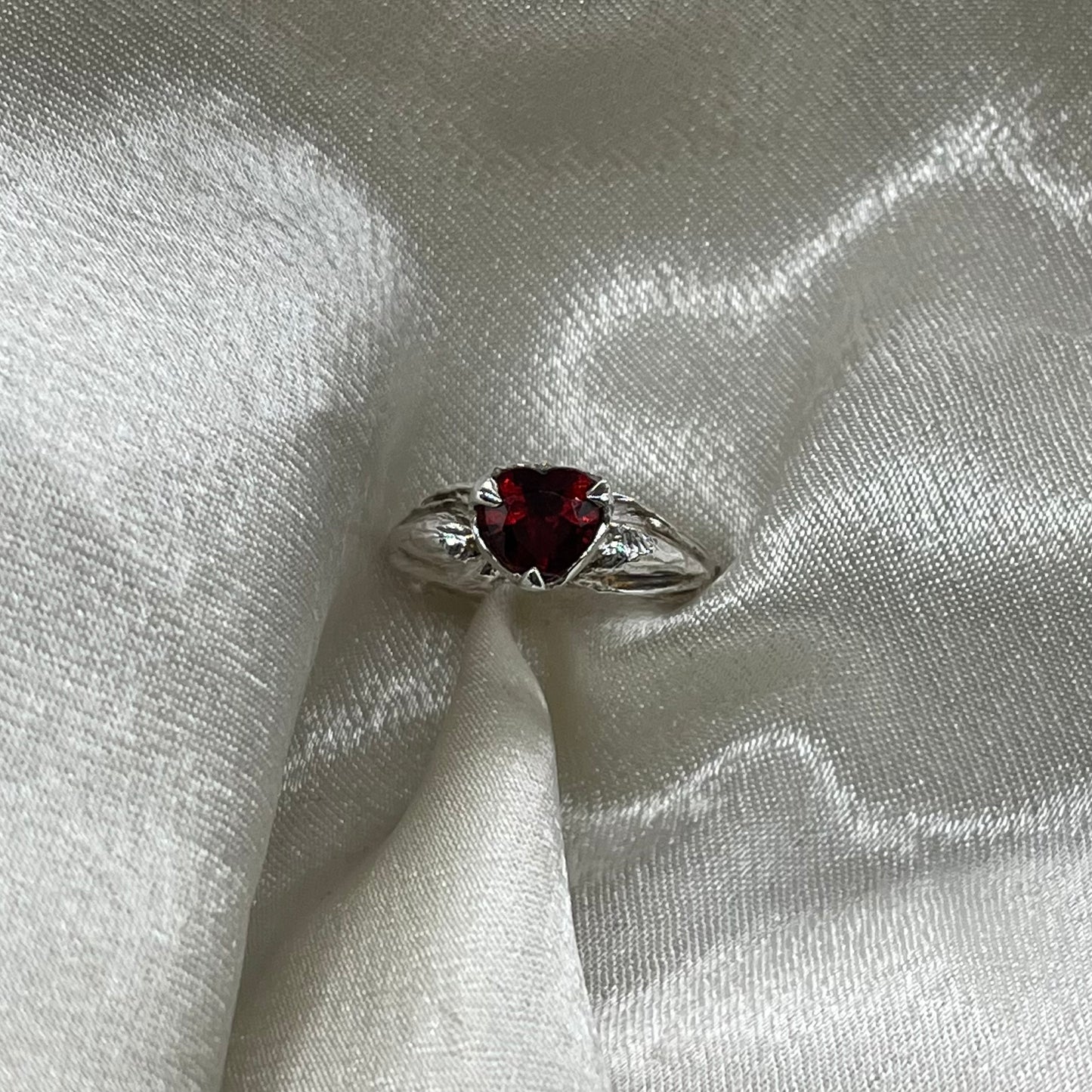 Anillo corazón alado circón granate (a pedido)