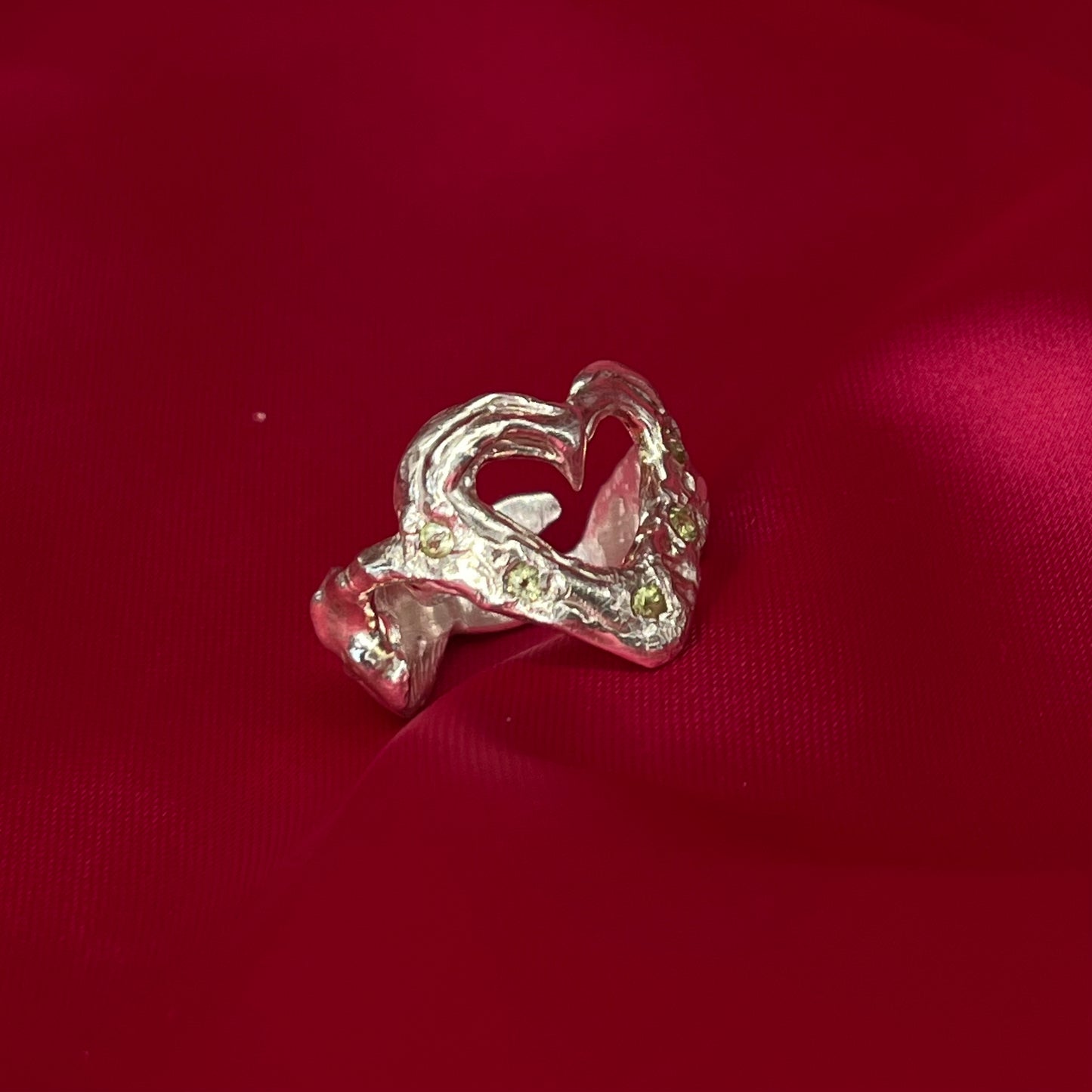 Anillo queen con peridotos (a pedido)