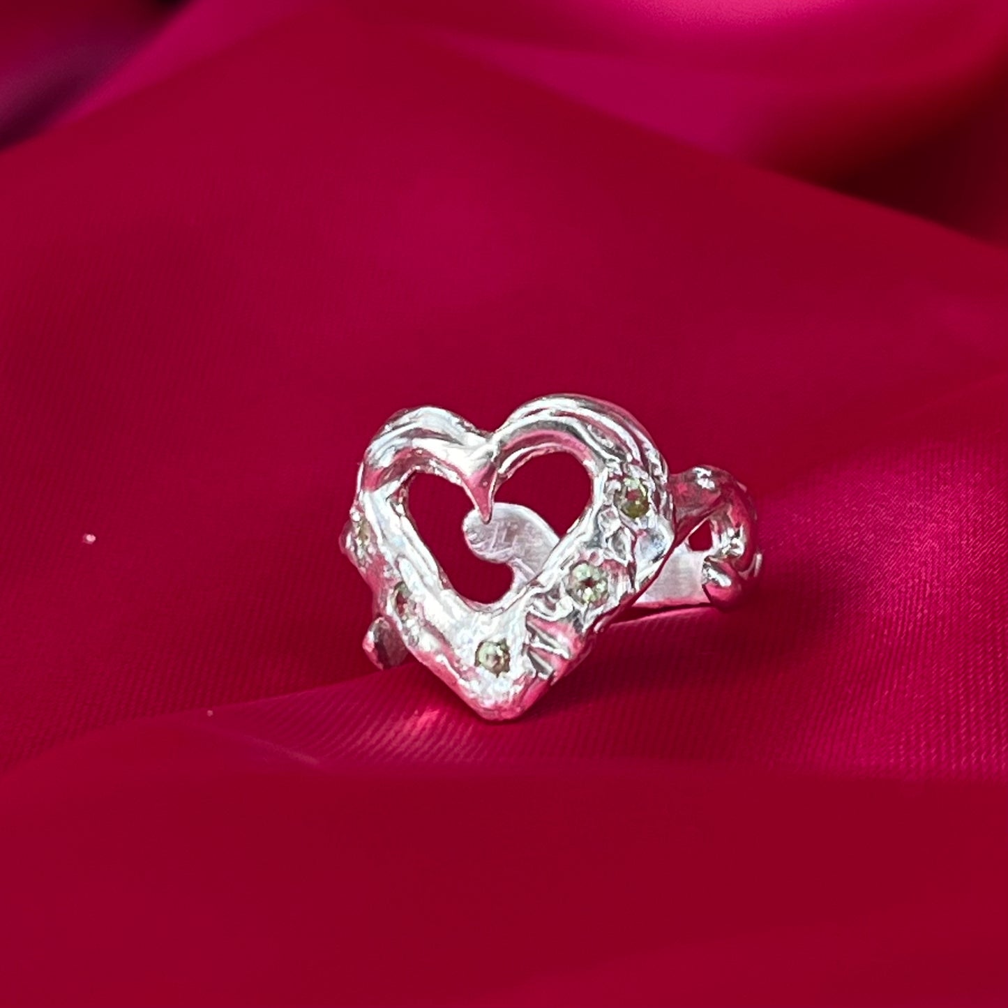 Anillo queen con peridotos (a pedido)