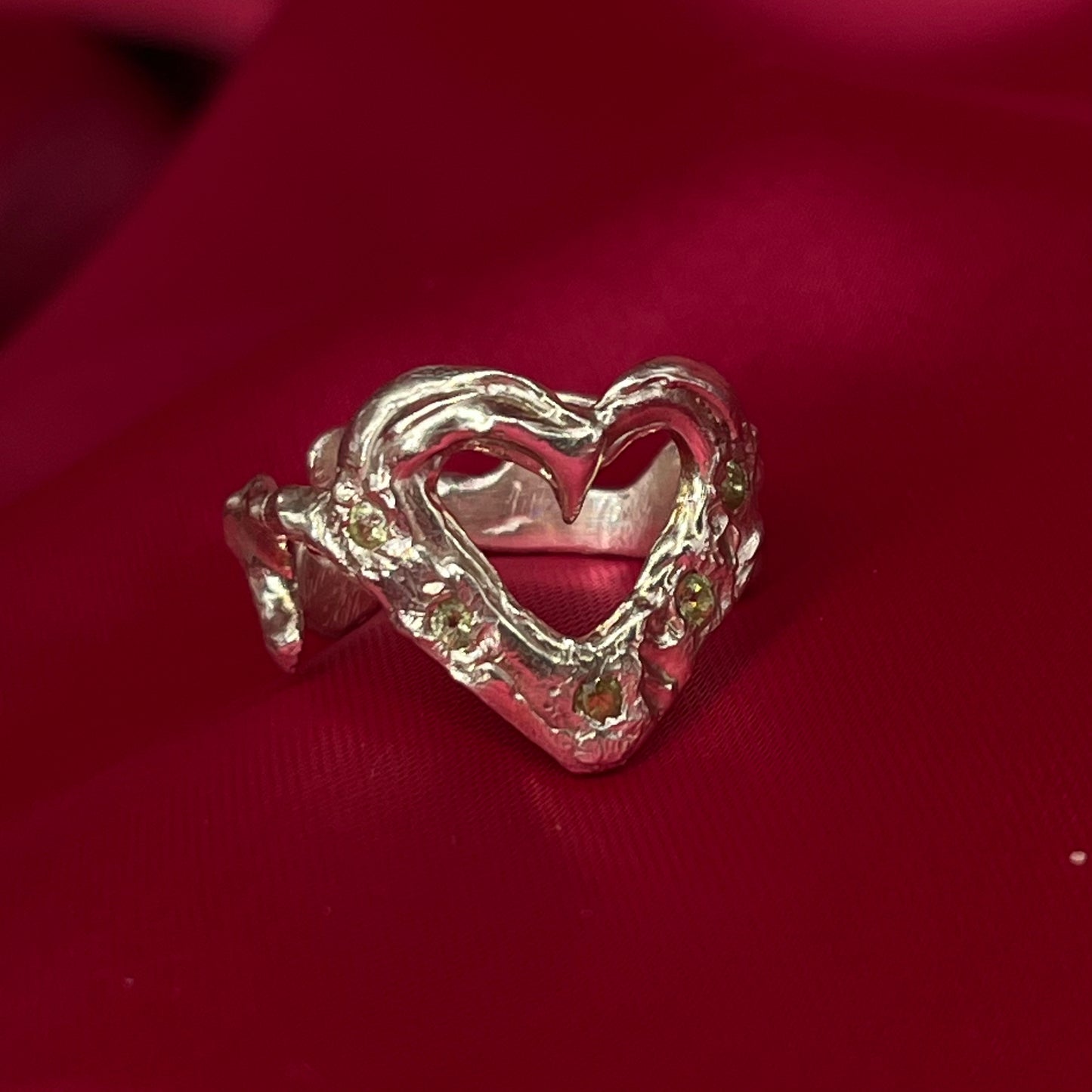 Anillo queen con peridotos (a pedido)