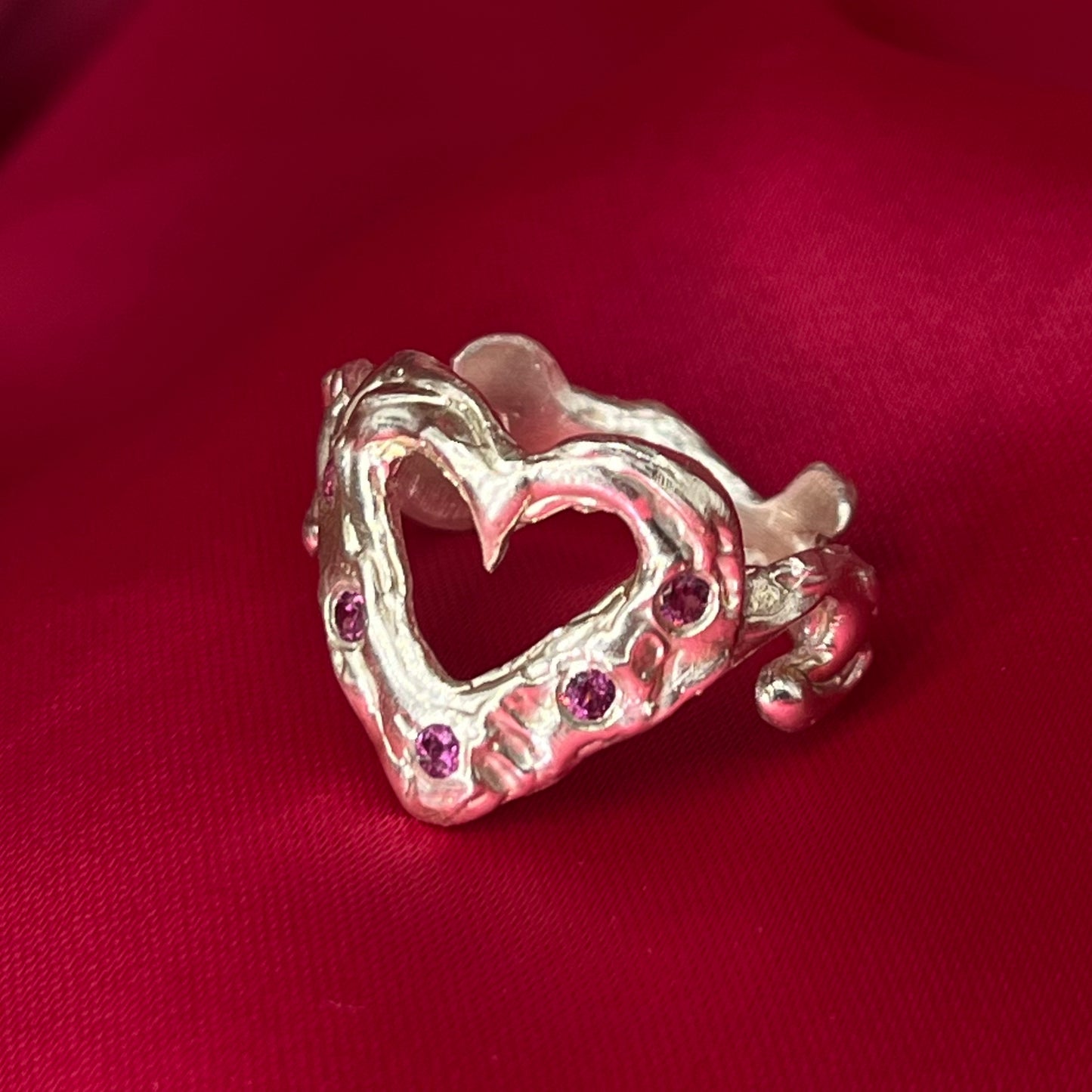 Anillo Queen granate (a pedido)