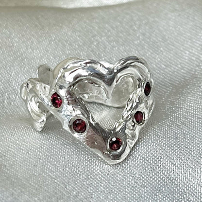 Anillo Queen granate (a pedido)
