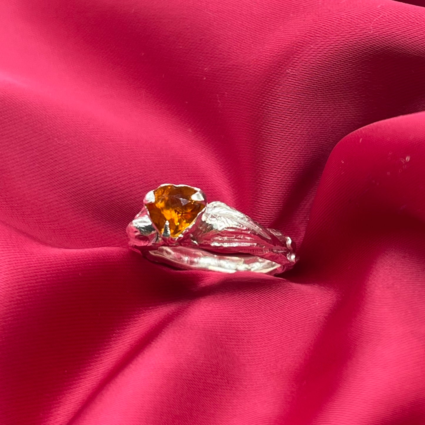 Anillo corazón alado con citrino
