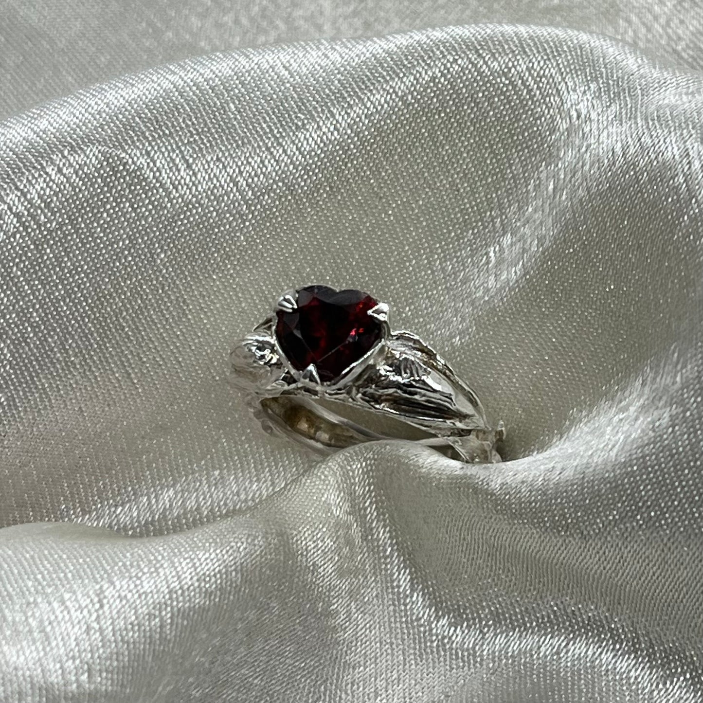 Anillo corazón alado circón granate (a pedido)