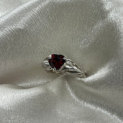 Anillo corazón alado circón granate (a pedido)