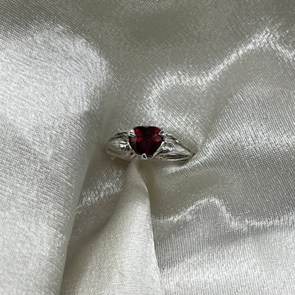 Anillo corazón alado circón granate (a pedido)