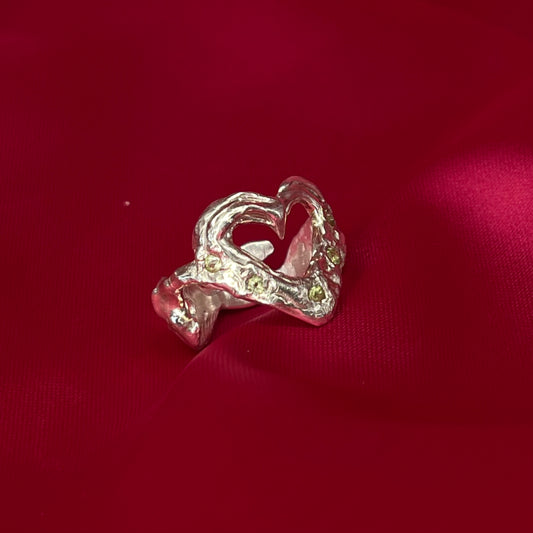 Anillo queen con peridotos (a pedido)