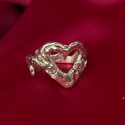 Anillo queen con peridotos (a pedido)